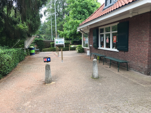 Rechts aanhouden naar de ingang